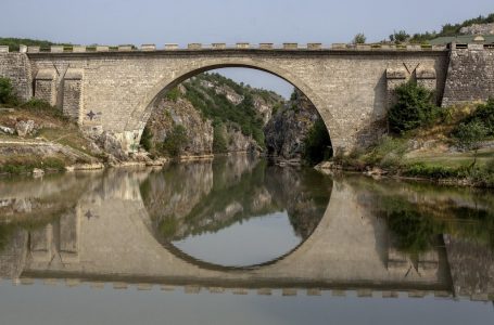 Dyshohet se personi që është hedhur nga Ura e Fshajtë ishte mësues.          FSK-ja pritet të filloj kërkimin në Urën e Fshajtë