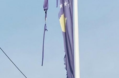 Kështu duket flamuri në ambasadën e Kosovës në Mal të Zi