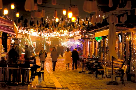 Ambienti magjik i Çarshisë në Gjakovë për fundvit! (VIDEO)