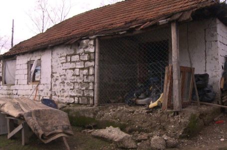 Shtëpia e dëmtuar e rrezikon familjen Amurllahu
