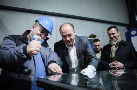 Hoxhaj viziton bizneset në Drenas, premton rritje të pagës minimale në 300 euro