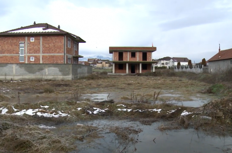 Kanalizimi në rrugën “Fitim Domi” nuk po i përçon ujërat e zeza dhe ato atmosferike