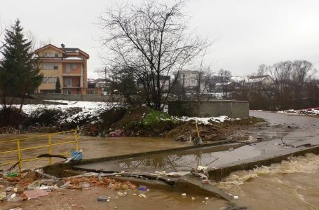 Dëmtohet ura në rrugën “Mithat Frashëri” në Gjakovë