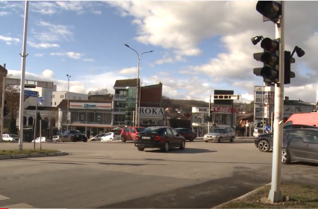 Sinjalistika horizontale dhe vertikale, e dëmtuar (VIDEO)