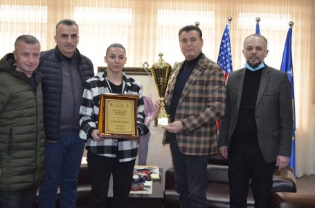 ​Endrina Elezaj shpallet sportiste e vitit 2020 në Mitrovicë