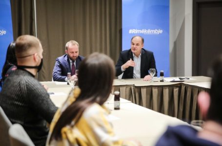 ​Hoxhaj dhe Tahiri takojnë studentët e Juridikut: Do ta luftojmë krimin e organizuar