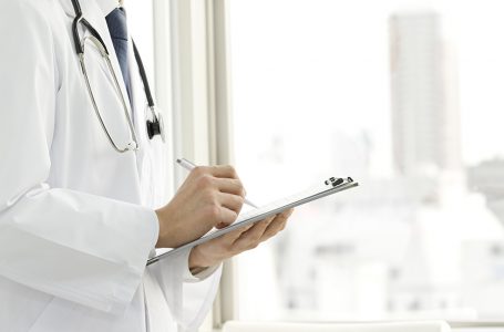 ​Mjekët, infermierët dhe stafi mbështetës do të marrin paga shtesë për tre muaj