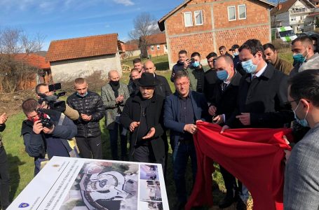 ​Vihet gurthemeli i Memorialit të Martirëve në Krushë të Vogël