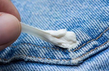 Ja disa mënyra për ta hequr çamçakëzin e ngjitur në rroba
