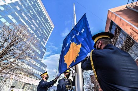 13 vjet shtet, ​ngritet flamuri shtetëror, marrin pjesë Osmani e Hoti
