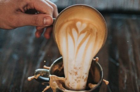 6 shenja që tregojnë se po pini më shumë kafe seç duhet