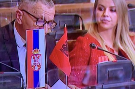 Deputeti i flet në shqip kryeministres, në parlamentin e Serbisë
