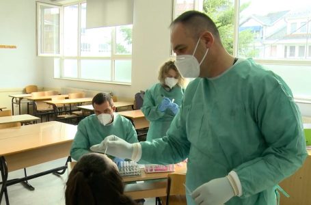 Fillon testimi PCR për mësimdhënësit dhe nxënësit e shkollave të mesme