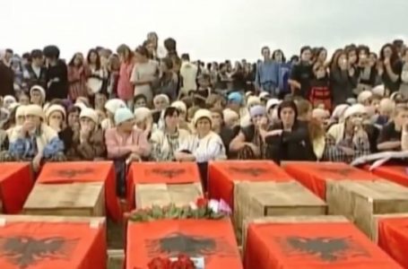 Pamje të rralla nga varrimi i 24 civilëve të vrarë në Likoshan e Çirez