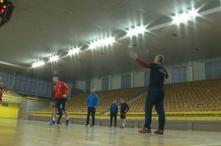 Veteranët e hendbollit zhvillojnë përballje miqësore në “Shani Nushi”