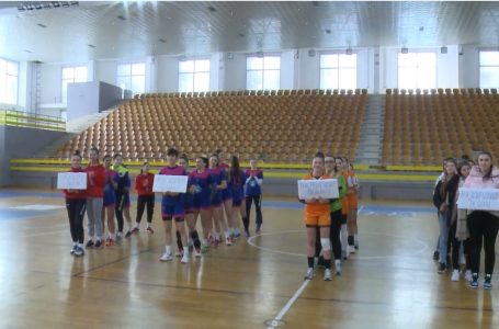 Hendbollistet kosovare i bashkon java e sportit në Gjakovë