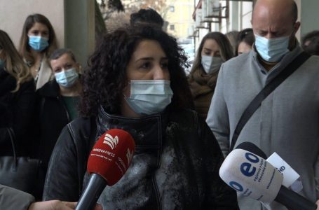 Specializantët nga Gjakova protestojnë para MSh-së, kërkojnë përfshirjen në paga