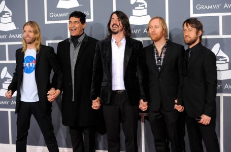 “Foo Fighters” po shënojnë suksese të mira me albumin e ri “Medicine at Midnight”