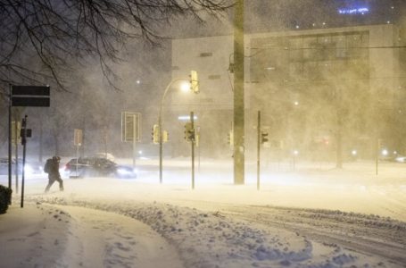 Stuhi të fuqishme bore në Gjermani, anulohet udhëtimet