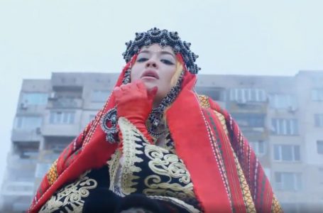 Rita Ora publikon një pjesë nga klipi“Bang”,me veshjet tradicionale shqiptare