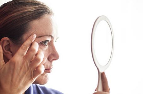 5 zakone të përditshme që ju shtojnë rrudhat në fytyrë