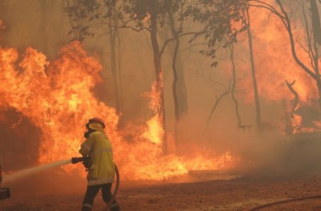 ​Qindra të evakuuar nga zjarri në Australi – digjen 71 shtëpi