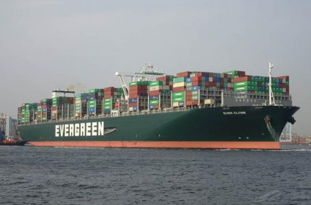 Anija “Ever Given” te Kanali i Suezit mund të zhbllokohet të shtunën