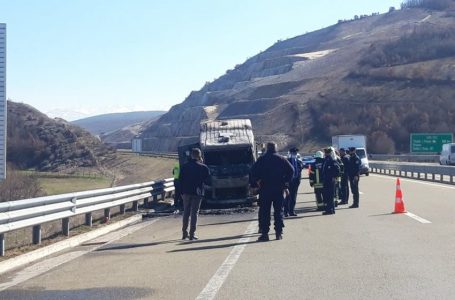 Merr flakë një veturë në autostradën Prishtinë-Prizren
