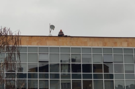 Qytetari në Mitrovicë kërcënon të hidhet nga ndërtesa e Komunës