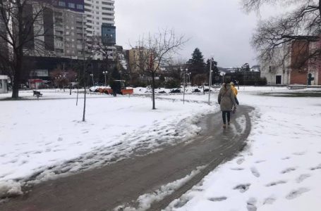 KRM “Çabrati” largon borën nga rrugët dhe trotuaret
