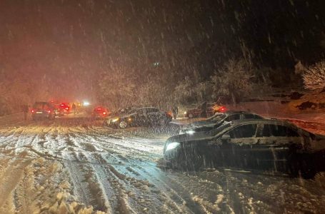 Bllokohen dhjetëra vetura në rrugën Gjakovë -Prizren (video)