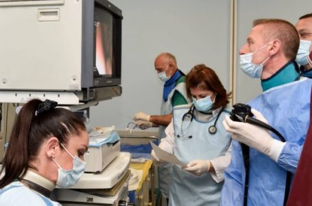 QKUK: Mjekët i heqin pacientit një tumor me përmasa të mëdha