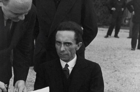 Sytë e urrejtjes, një fotografi e Goebbels pasi zbuloi se fotografi i tij ishte hebre, 1933