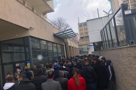 Radhë të gjata për një vulë apostile para MPJD-së, s’respektohen masat anti-Covid