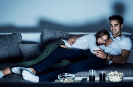 10 filmat romantik që mund të shihni me partnerin tuaj të shtunën në mbrëmje
