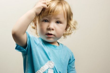 Përdredhja e flokëve te fëmijët: A është shenjë e autizmit?