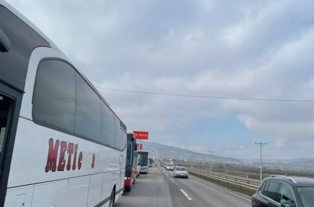 Bllokohet autostrada: Autobusët e Gjakovës, Pejës e Deçanit ia mësyjnë Qeverisë së Kosovës