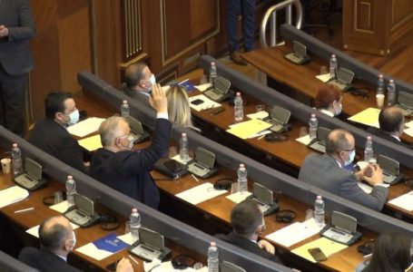 Haliti i PDK-së: Për pikë të qejfit e kam votuar Konjufcën, s’ka nevojë të bëhen filma
