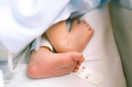 Vdes dyvjeçari, u rrëzua në shkallët e shtëpisë