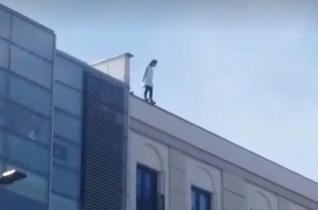 Një vajzë tenton të hidhet nga një ndërtesë në Prishtinë
