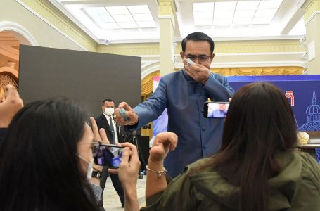 Kryeministri i Tajlandës nervozohet me gazetarët pas një pyetje, i “dezinfekton” me alkool