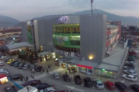 Përfshihet nga zjarri një pjesë e qendrës tregtare ‘Abi Center’ në Prizren
