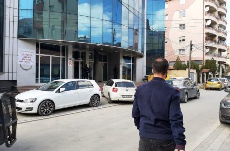 Policia po bastis dy kompani në lagjen Pejton në Prishtinë
