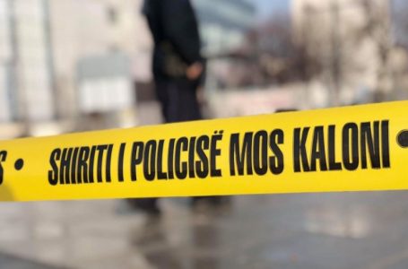 Tre të vdekur, 28-vjeçari humbi kontrollin e automjetit