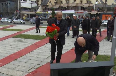 Ardian Gjini dhe përfaqësues të UÇK-së bëjnë homazhe tek lapidari “Shokët e Lirisë”