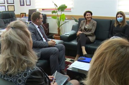 Atifete Jahjaga viziton Universitetin “Fehmi Agani”