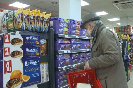 Sa po i respektojnë klientët masat mbrojtëse në markete dhe qendra tregtare