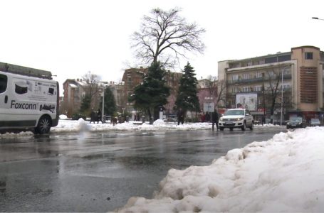Pas reshjeve të borës në Gjakovë rrugët janë të kalueshme