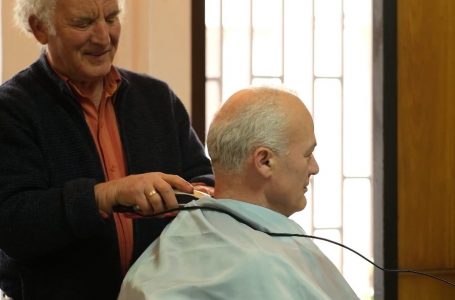 Faruk Xharra, frizeri 74 vjeçar, profesion i trashëguar ndër breza
