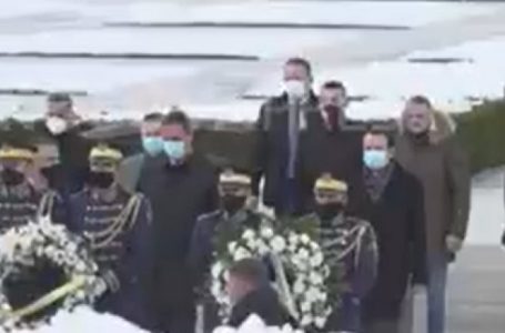Kurti dhe Konjufca pas marrjes së detyrës bëjnë homazhe në Prekaz